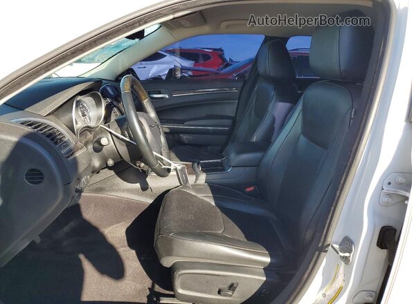 2C3CCAEG3JH123339 2018 CHRYSLER 300 Белый Вид салона спереди