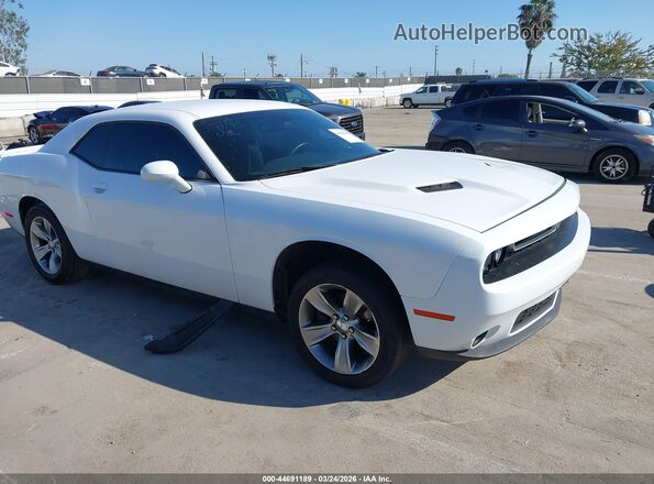 2C3CDZAG0JH245822 2018 DODGE CHALLENGER Белый Передняя правая четверть