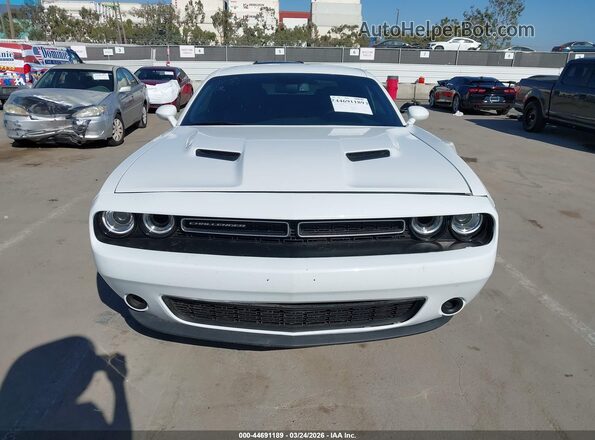 2C3CDZAG0JH245822 2018 DODGE CHALLENGER Белый Вид панели приборов