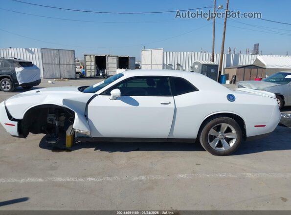 2C3CDZAG0JH245822 2018 DODGE CHALLENGER Белый Вид задней части салона