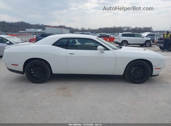 2C3CDZAG1GH275517 2016 DODGE CHALLENGER Белый Вид задней части салона