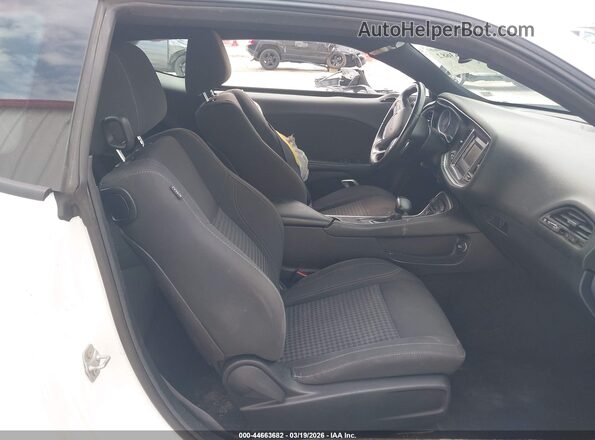 2C3CDZAG1GH275517 2016 DODGE CHALLENGER Белый Вид салона спереди