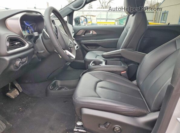 2C4RC1BG2TR236030 2026 CHRYSLER PACIFICA Серебряный Вид салона спереди