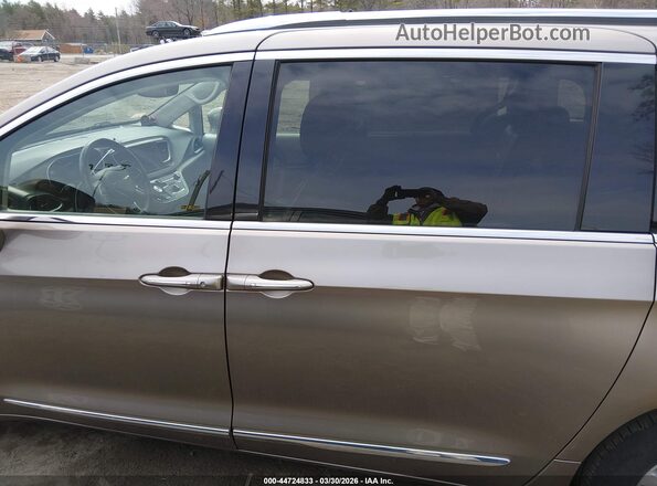 2C4RC1BG3JR236129 2018 CHRYSLER PACIFICA Silver Widok wnętrza 360 stopni