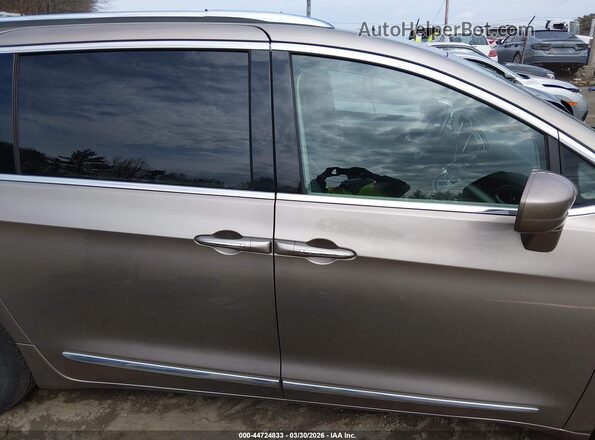 2C4RC1BG3JR236129 2018 CHRYSLER PACIFICA Silver Widok wnętrza z tyłu