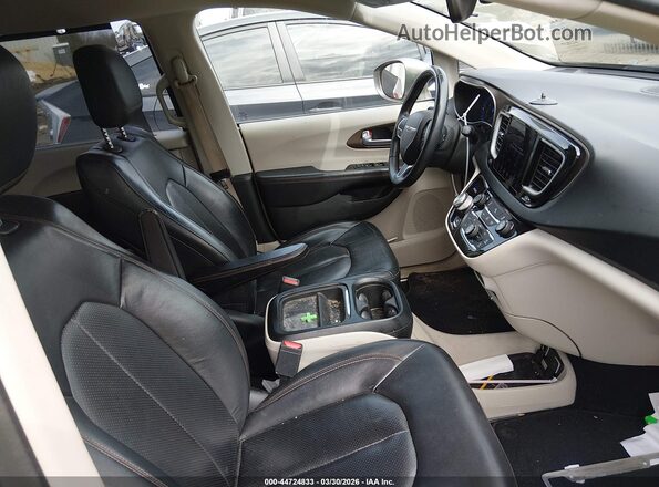 2C4RC1BG3JR236129 2018 CHRYSLER PACIFICA Silver Widok wnętrza z przodu