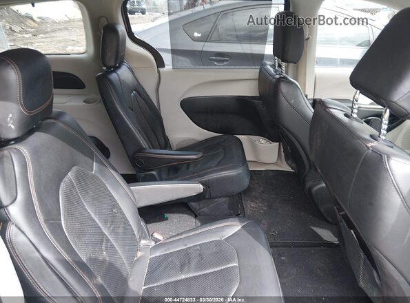 2C4RC1BG3JR236129 2018 CHRYSLER PACIFICA Silver Widok naklejki z numerem VIN