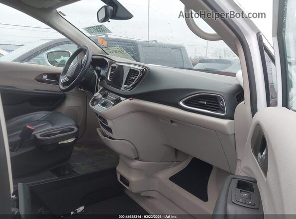 2C4RC1BG5JR305743 2018 CHRYSLER PACIFICA Белый Вид салона спереди