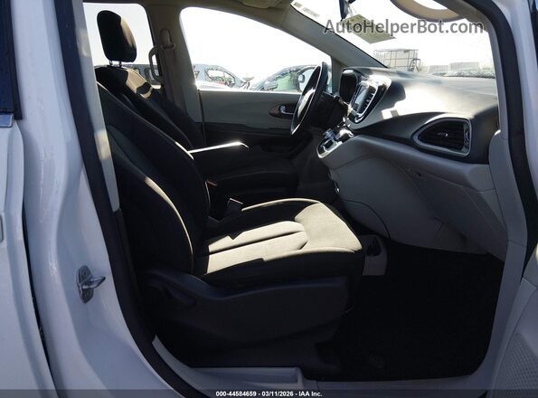 2C4RC1CG0NR203349 2022 CHRYSLER VOYAGER Белый Вид салона спереди