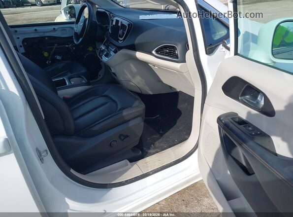 2C4RC1EG1LR138229 2020 CHRYSLER PACIFICA White Вид салону спереду