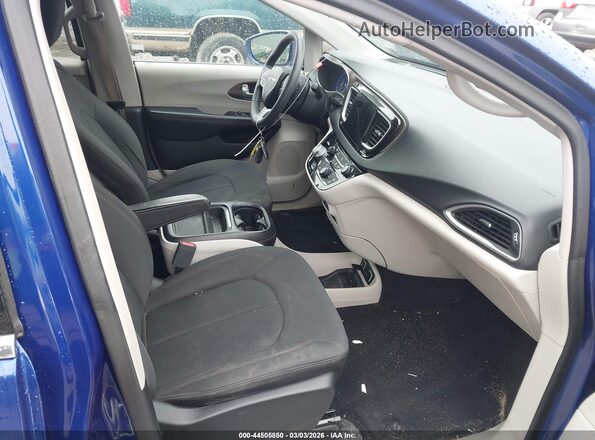 2C4RC1FG1JR257023 2018 CHRYSLER PACIFICA Синий Вид салона спереди