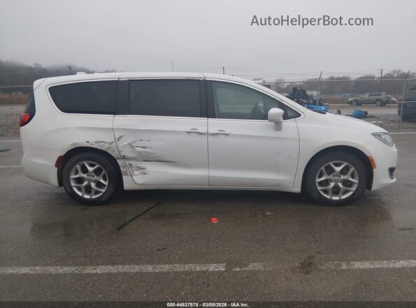 2C4RC1FG1KR738293 2019 CHRYSLER PACIFICA White Widok wnętrza z tyłu