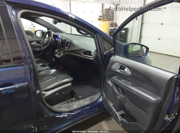 2C4RC1GG7JR350692 2018 CHRYSLER PACIFICA Синий Вид салона спереди