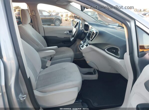 2C4RC1H70JR332968 2018 CHRYSLER PACIFICA Серебряный Вид салона спереди