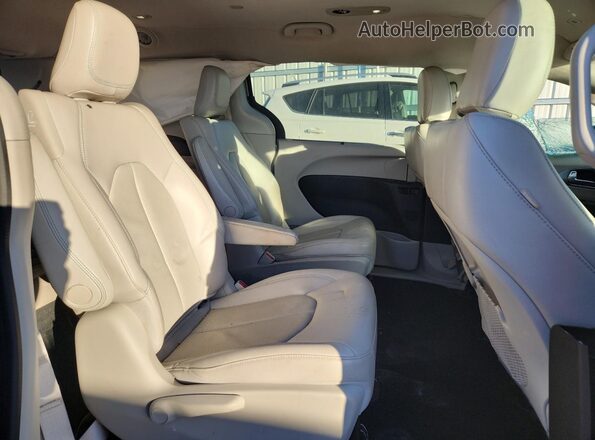 2C4RC1L71JR364951 2018 CHRYSLER PACIFICA Серебряный Вид задней части салона