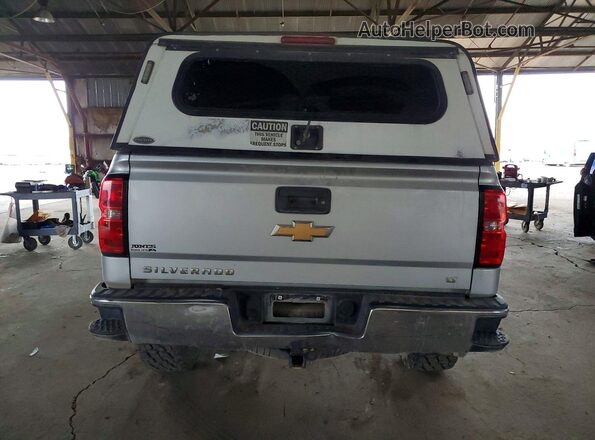 2GCVKREC7J1101100 2018 CHEVROLET SILVERADO Серебряный Вид сзади