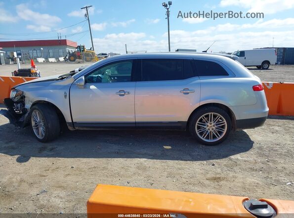 2LMHJ5AT6JBL00857 2018 LINCOLN MKT Silver Vista interior trasera