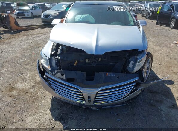 2LMHJ5AT6JBL00857 2018 LINCOLN MKT Silver Vista frontal