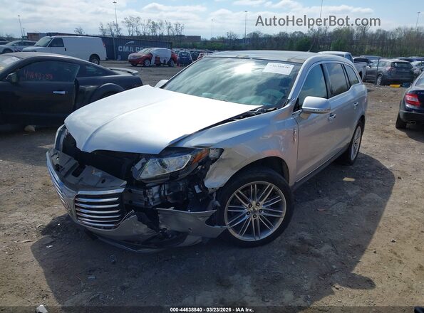 2LMHJ5AT6JBL00857 2018 LINCOLN MKT Silver Vista tres cuartos delantera izquierda