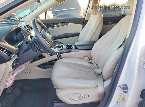 2LMPJ6L95KBL62335 2019 LINCOLN NAUTILUS Белый Вид салона спереди