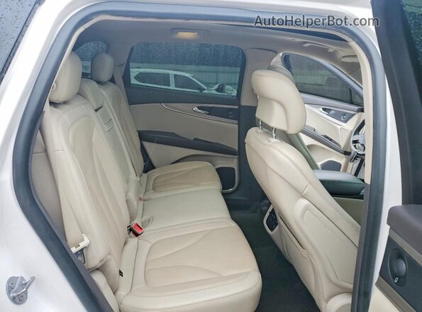 2LMPJ8L90KBL16732 2019 LINCOLN NAUTILUS White Widok tylnych siedzeń