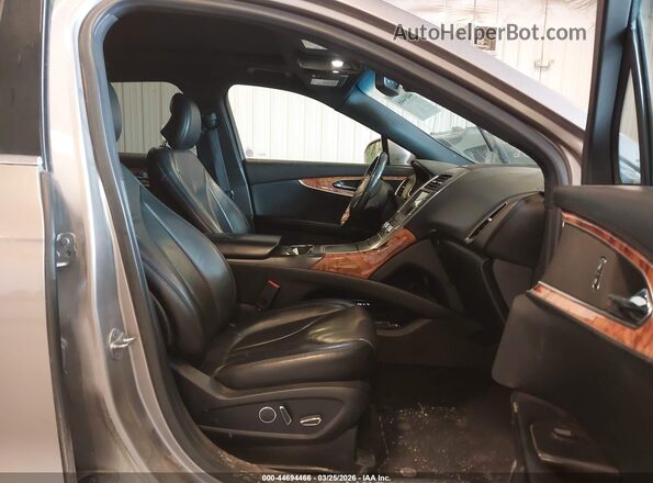 2LMPJ8LR2JBL11174 2018 LINCOLN MKX Tan Front interior view