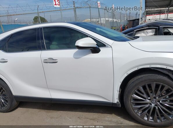 2T2BBMCA6PC011496 2023 LEXUS RX 350H White Widok wnętrza z tyłu