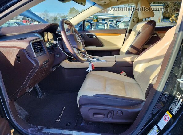 2T2BZMCA1HC063146 2017 LEXUS RX Черный Вид салона спереди