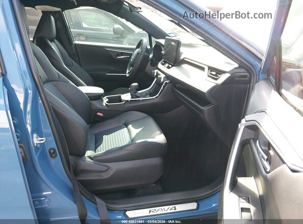 2T3E6RFV7RW063083 2024 TOYOTA RAV4 HYBRID Light Blue Вид салона спереди