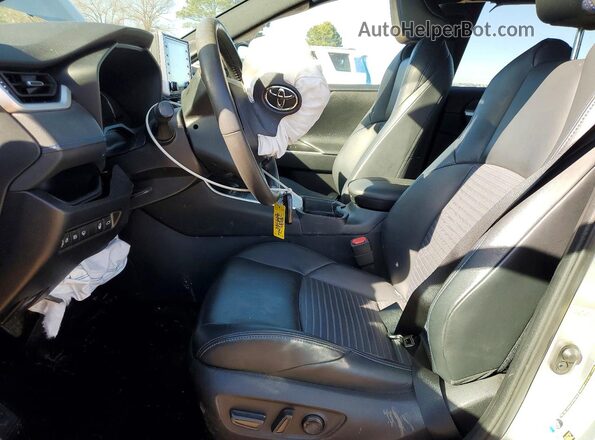 2T3E6RFVXMW003517 2021 TOYOTA RAV4 Серебряный Вид салона спереди