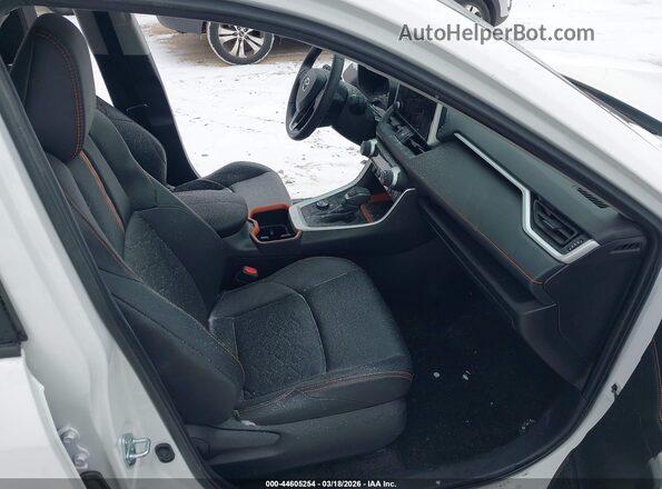 2T3J1RFVXRW458954 2024 TOYOTA RAV4 Белый Вид салона спереди