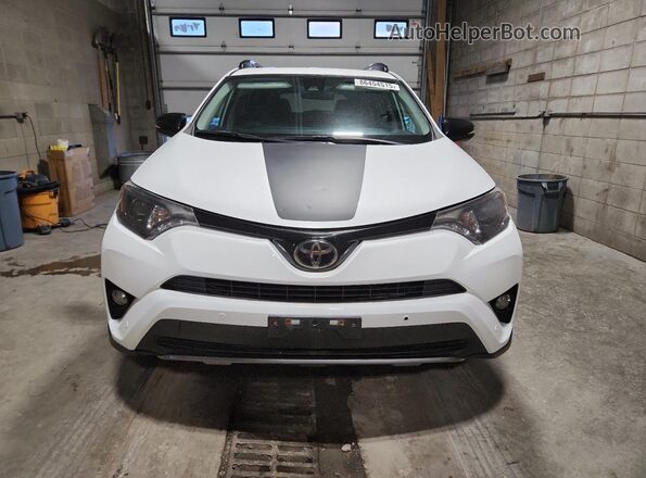 2T3RFREV4JW744180 2018 TOYOTA RAV4 Белый Вид спереди