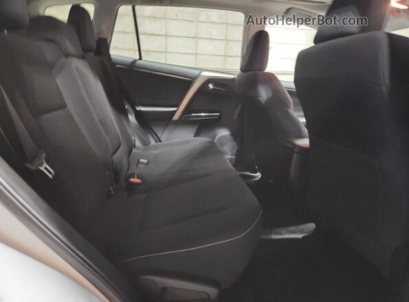 2T3RFREV4JW744180 2018 TOYOTA RAV4 Белый Вид задней части салона