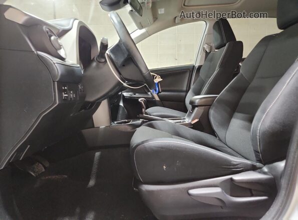 2T3RFREV4JW744180 2018 TOYOTA RAV4 Белый Вид салона спереди