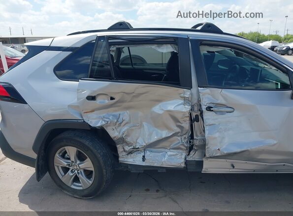 2T3RWRFV1RW205378 2024 TOYOTA LE Silver Widok z przodu