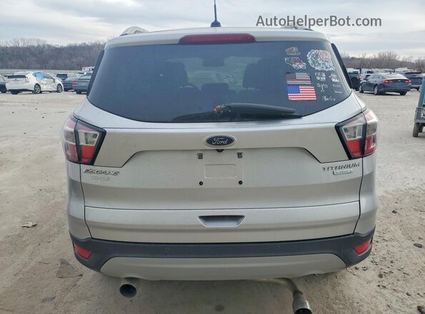 1FMCU0JDXHUE57577 2017 FORD ESCAPE Серебряный Вид сзади