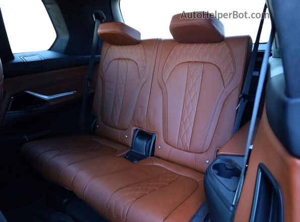 5UX23EM04P9RR2231 2023 BMW X7 White Rear seats view