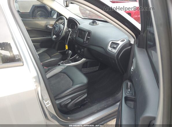 3C4NJCBB1KT616427 2019 JEEP COMPASS Серый Вид салона спереди