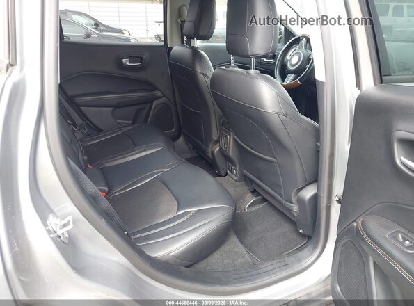 3C4NJCBB3HT643122 2017 JEEP NEW COMPASS Gray Widok naklejki z numerem VIN