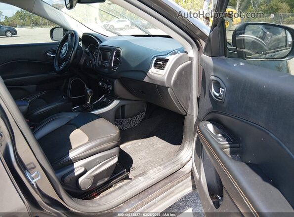 3C4NJCBBXJT263166 2018 JEEP COMPASS Gray Widok wnętrza z przodu