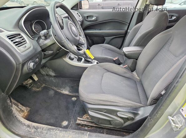 3C4NJDABXKT689853 2019 JEEP COMPASS Серебряный Вид салона спереди