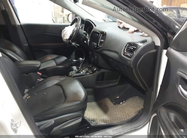 3C4NJDBB0KT796098 2019 JEEP COMPASS White Вид салону спереду