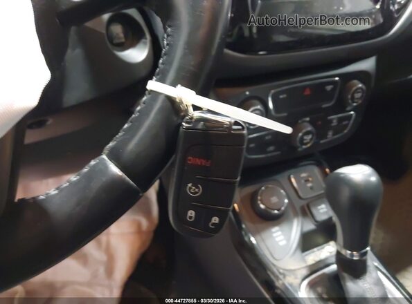 3C4NJDBB0KT796098 2019 JEEP COMPASS White Вид панелі приладів