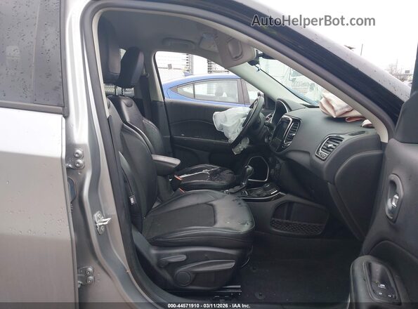 3C4NJDBB0LT252329 2020 JEEP COMPASS Silver Вид салону спереду