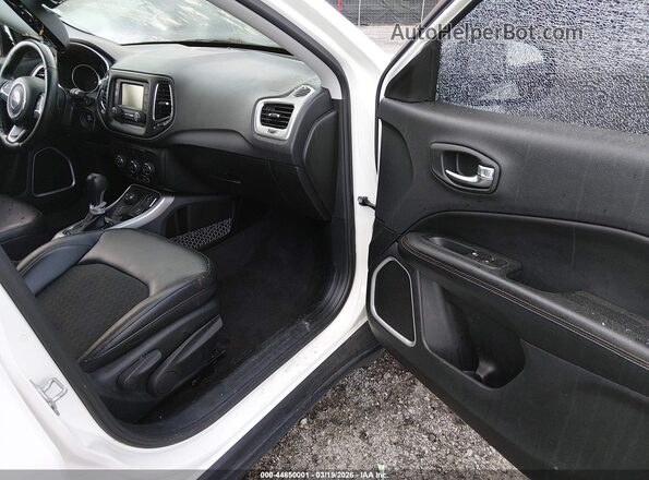 3C4NJDBB6JT256429 2018 JEEP COMPASS Белый Вид салона спереди