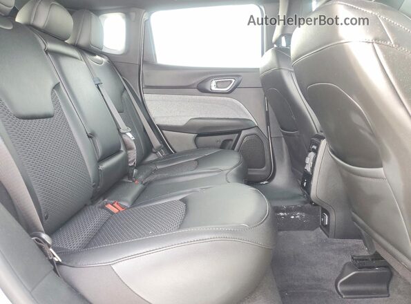3C4NJDBN4PT560040 2023 JEEP COMPASS Silver უკანა სალონის ხედი