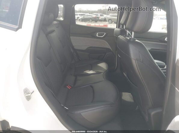 3C4NJDBN8RT105596 2024 JEEP COMPASS White Widok naklejki z numerem VIN