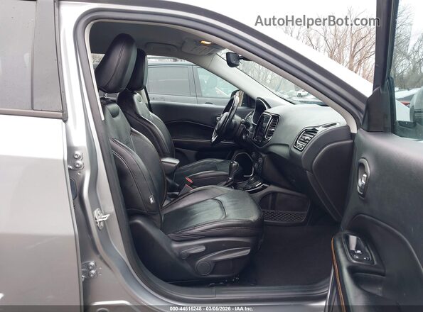 3C4NJDCB4MT523909 2021 JEEP COMPASS Серый Вид салона спереди