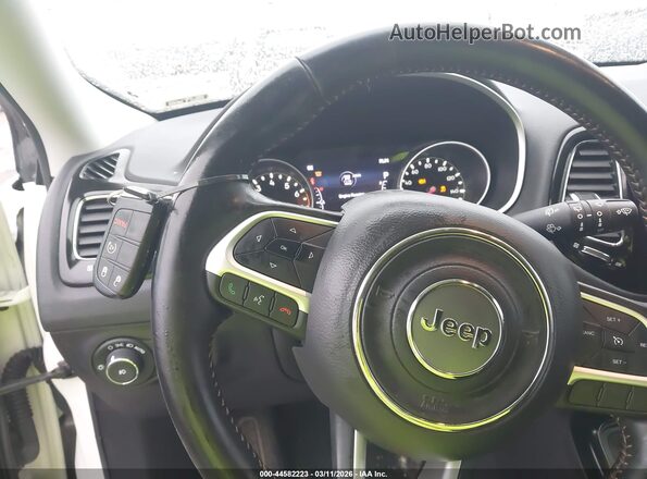 3C4NJDCBXLT167674 2020 JEEP COMPASS Белый Вид панели приборов