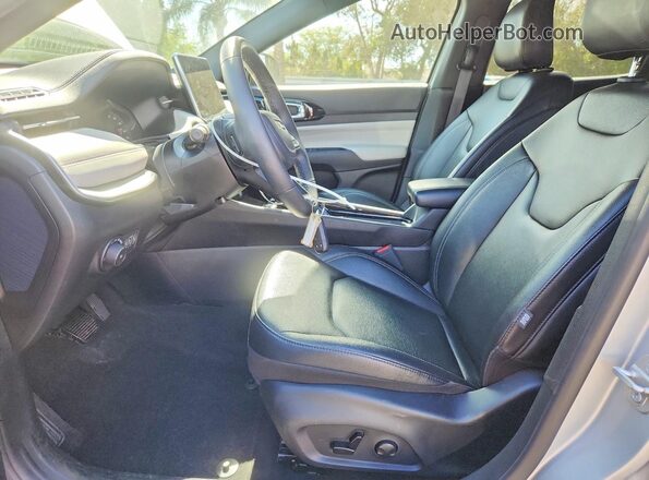 3C4NJDCN1ST511126 2025 JEEP COMPASS Серебряный Вид салона спереди